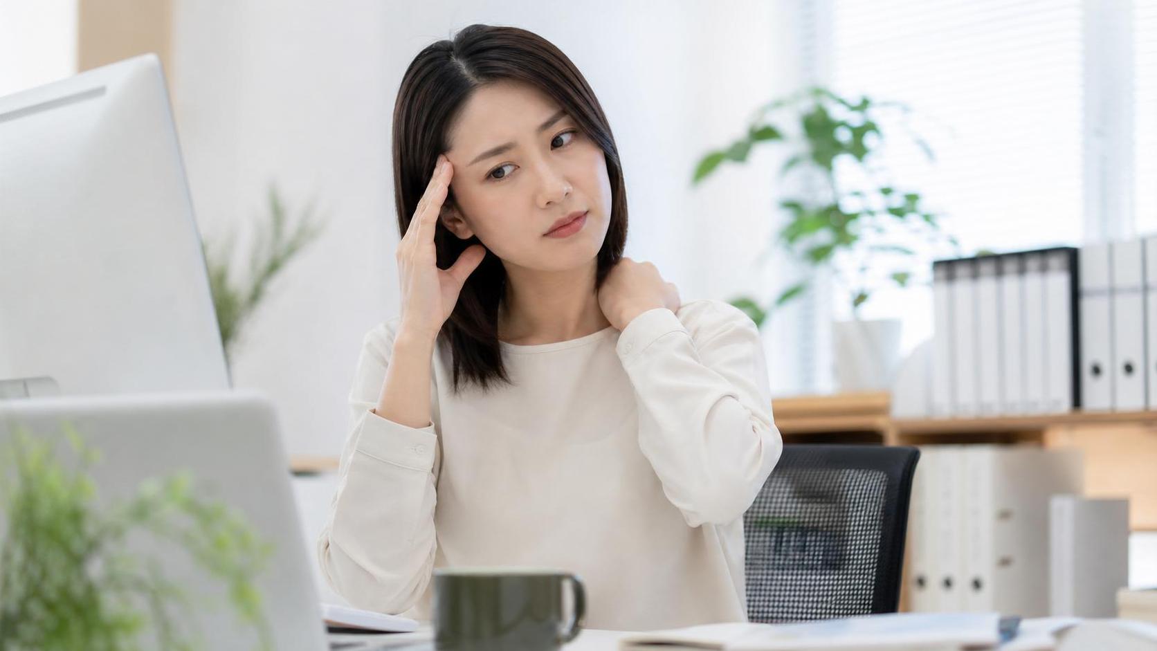 こめかみの頭痛で考えられる主な原因