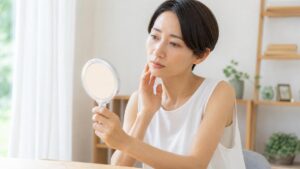皮膚が黄色く変色する原因は？考えられる理由と病気のサイン 皮膚 変色 黄でまず確認したいこと