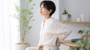 背中の痛みが左側・腰の上に出る時は何科？原因と受診目安