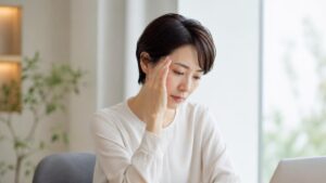 右側のこめかみが痛い原因は？頭痛・目の疲れ・危険サイン