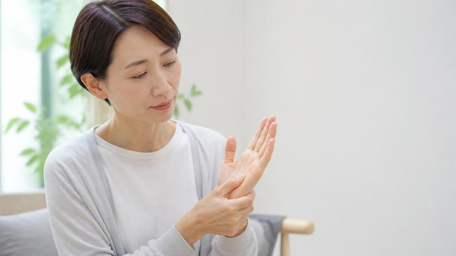 手の親指がつる時に確認する頻度と場面